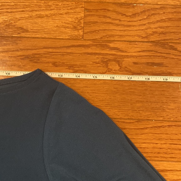 Turquoise mid bicep tee in draft poly material - Picture 5 of 7